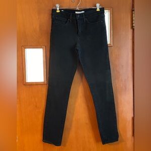 EUC Levi’s denim jeans. Size 28. Women’s.